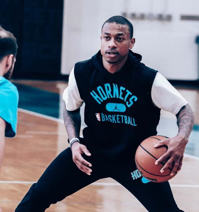 并期待他以 并期待他以